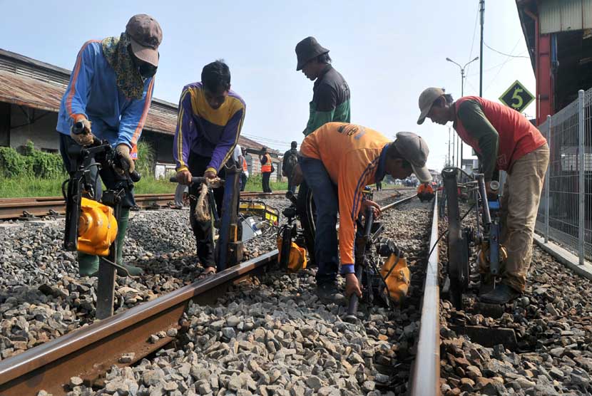 Perbaikan rel kereta api di Semarang (ilustrasi/Antara/R. Rekotomo)