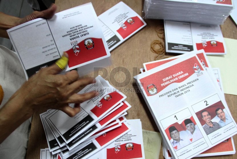 Sejumlah pekerja melakukan penyortiran dan pelipatan surat suara Pilpres 2014 di Komisi Pemilihan Umum Daerah (KPUD) Jakarta Timur, Kamis (26/6). ( Republika/ Yasin Habibi)