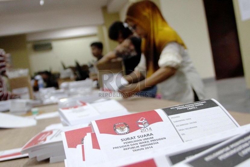 Sejumlah pekerja melakukan penyortiran dan pelipatan surat suara Pilpres 2014 di Komisi Pemilihan Umum Daerah (KPUD) Jakarta Timur, Kamis (26/6). ( Republika/ Yasin Habibi)