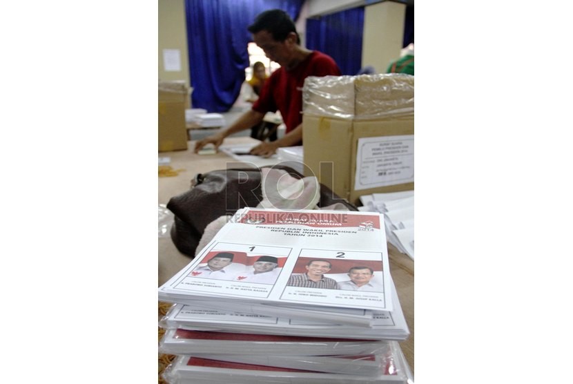 Sejumlah pekerja melakukan penyortiran dan pelipatan surat suara Pilpres 2014 di Komisi Pemilihan Umum Daerah (KPUD) Jakarta Timur, Kamis (26/6). ( Republika/ Yasin Habibi)