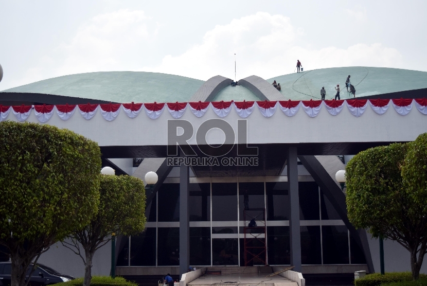 Sejumlah pekerja melakukan perawatan gedung Paripurna DPR di Kompleks Parlemen, Senayan, Jakarta, Kamis (6/8).