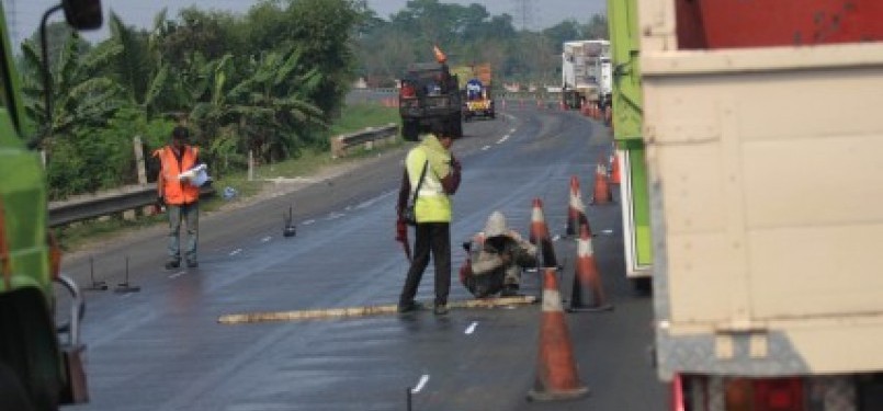 Sejumlah pekerja melakukan perbaikan jalan tol Tangerang-Merak, Cilegon, Banten, sebelum diperbaikinya JLS.