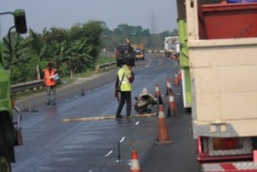 Sejumlah pekerja melakukan perbaikan jalan tol Tangerang-Merak, Cilegon, Banten. Perbaikan jalan tersebut sebagai langkah antisipasi kecelakaan dan arus mudik lebaran. 