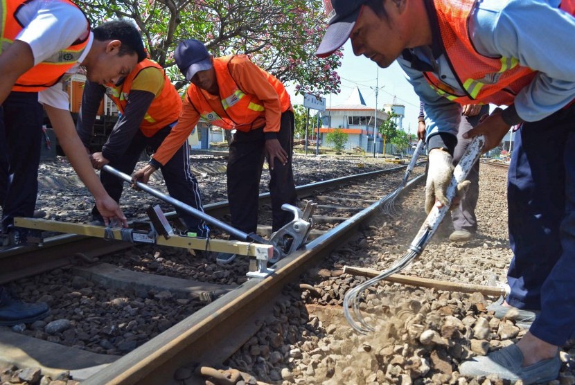 Sejumlah pekerja melakukan perbaikan jalur rel Kereta Api (KA) di Stasiun Besar Madiun, Jawa Timur, Selasa (23/6).