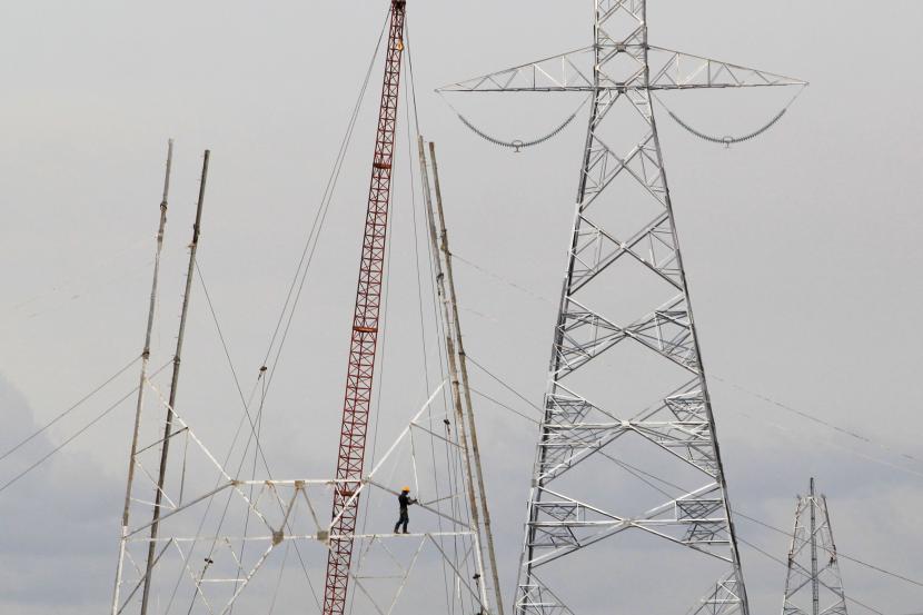 Sejumlah pekerja melakukan proses pembangunan menara Saluran Udara Tegangan Tinggi (SUTT). PT PLN (Persero) berhasil merampungkan jaringan listrik di wilayah Provinsi Gorontalo. Pemberian tegangan atau energizing pada Saluran Udara Tegangan Tinggi (SUTT) 150 kV GI Marisa - GI Biomasa sepanjang 80,59 kilometer sirkuit (kms) ini guna meningkatkan keandalan listrik di wilayah tersebut.