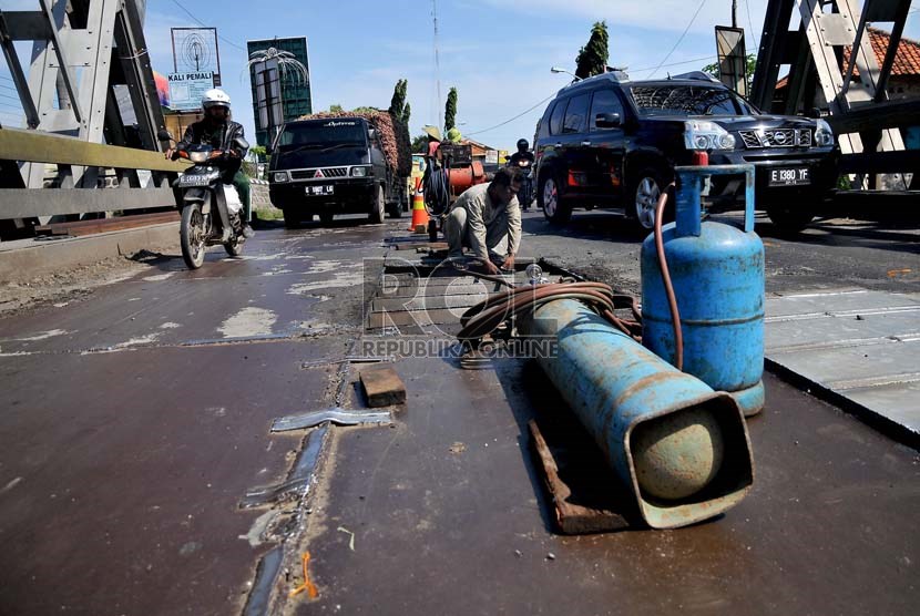   Sejumlah pekerja melakukan proses pengelasan jembatan Pemali di jalur pantura, Brebes, Jateng, Senin (29/7).  (Republika/Prayogi)