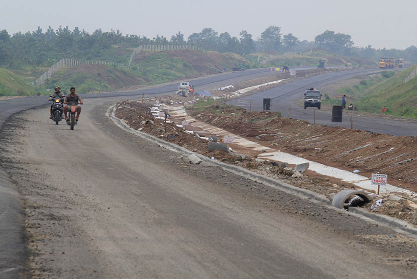  Sejumlah pekerja melintas di jalur tol Cikampek-Palimanan (Cipali) di Cikamurang, Terisi, Indramayu, Jawa Barat, Ahad (12/4).  (Antara/Dedhez Anggara)
