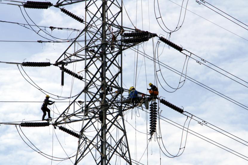 Sejumlah pekerja memasang jaringan transmisi tenaga listrik di Kabupaten Gowa, Sulawesi Selatan, Kamis (2/12). v