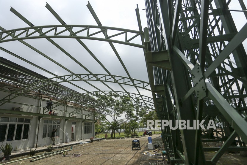 Sejumlah pekerja memasang kerangka tower arena Sport Climbing, di Jakabaring Sport City (JSC) Palembang, Sumatra Selatan. 