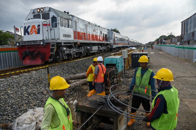 Sejumlah pekerja membentuk besi pondasi tiang pancang saat menyelesaikan pembangunan jalur kereta layang Medan-Binjai di Jalan Sekip, Kota Medan, Sumatra Utara, Selasa (30/8/2022).