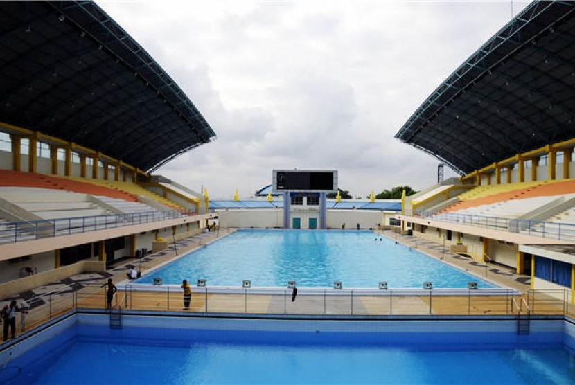 Sejumlah pekerja membersihkan kolam renang di Rumbai Sport Center, Pekanbaru, Jumat (25/1), yang dipersiapkan untuk perhelatan Islamic Solidarity Games (ISG).