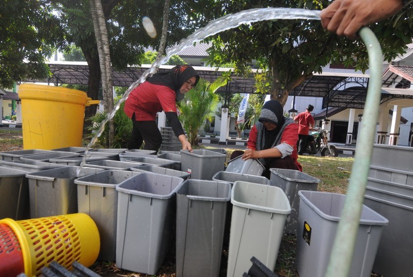 Sejumlah pekerja membersihkan tempat sampah saat mempersiapkan fasilitas asrama haji di Asrama Haji Donohudan, Ngemplak, Boyolali, Jawa Tengah, Senin (1/7/2019).