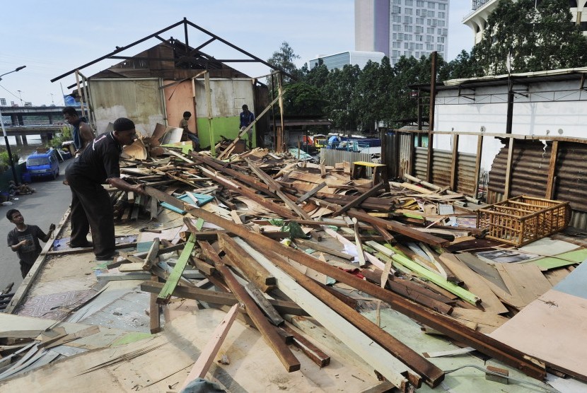 Sejumlah pekerja membongkar bangunan salah satu cafe di Kalijodo, Jakarta, Selasa (23/2)
