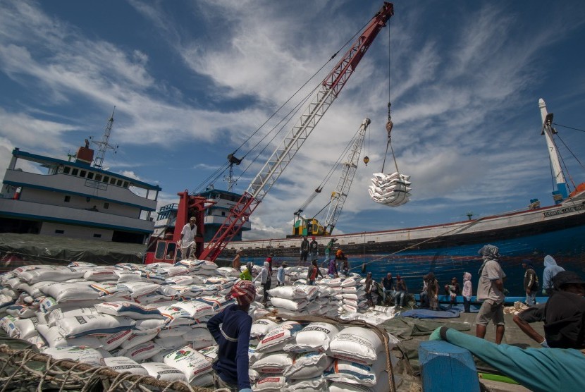 Sejumlah pekerja membongkar pupuk nonsubsidi produksi PT Pupuk Kaltim (Pupuk Indonesia Grup) dari kapal di Pelabuhan Rakyat Donggala, Sulawesi Tengah (ilustrasi)