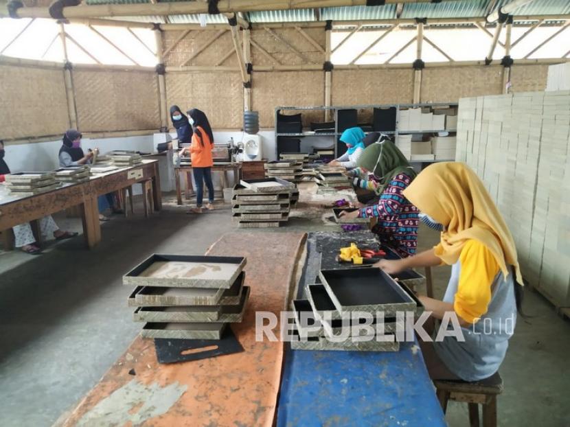 Sejumlah pekerja membuat kerajinan mendong di rumah produksi CV Mendong Jaya, Kecamatan Purbaratu, Kota Tasikmalaya, Selasa (1/9). Beberapa kerajinan mendong yang diproduksi dari tempat itu adalah tikar, sandal, tempat tisu, boks penyimpanan, dan kerajinan tangan lainnya.
