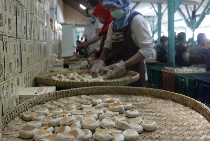 Sejumlah pekerja membuat makanan khas Yogyakarta Bakpia di Pathuk, Yogyakarta. Bakpia masih menjadi primadona oleh-oleh makanan khas Yogyakarta, terutama bagi wisatawan yang berkunjung ke daerah tersebut.