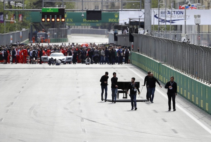 Sejumlah pekerja memindahkan piano sebelum balapan  Grand Prix F1 Azerbaijan di Sirkuit Baku, Azerbaijan dimulai.