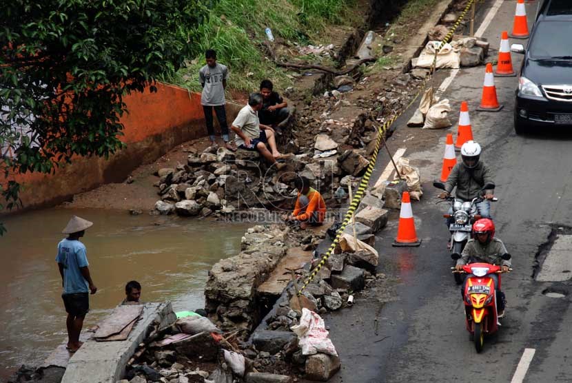Pekerja memperbaiki jalan yang longsor akibat banjir di Jalan TB. Simatupang, Jakarta Selatan, Rabu (15/1).    (Republika/Yasin Habibi)