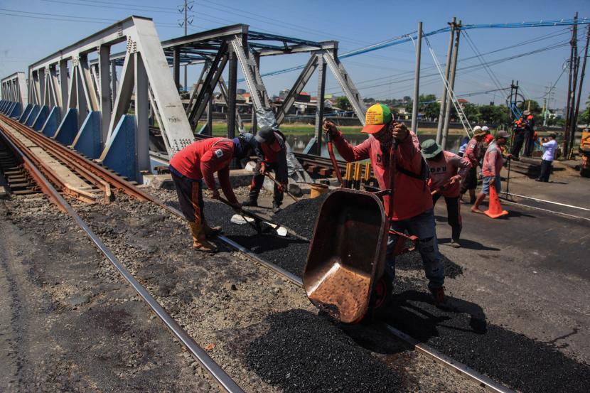 Sejumlah pekerja memperbaiki jalur kereta api pasca kecelakaan truk berat tertabrak kereta api di perlintasan Madukoro Raya, Semarang, Jawa Tengah, Jumat (21/7/2023). 
