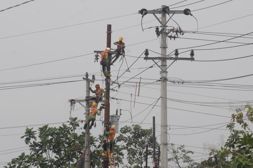 Sejumlah pekerja memperbaiki jaringan listrik di Boyolali, Jawa Tengah, Selasa (25/5/2021). PT Perusahaan Listrik Negara (PLN) mencatat laba bersih yang dihasilkan pada tahun 2020 sebesar Rp5,9 triliun atau naik Rp1,6 triliun dibandingkan perolehan laba bersih pada tahun 2019 sebesar Rp4,3 triliun. 