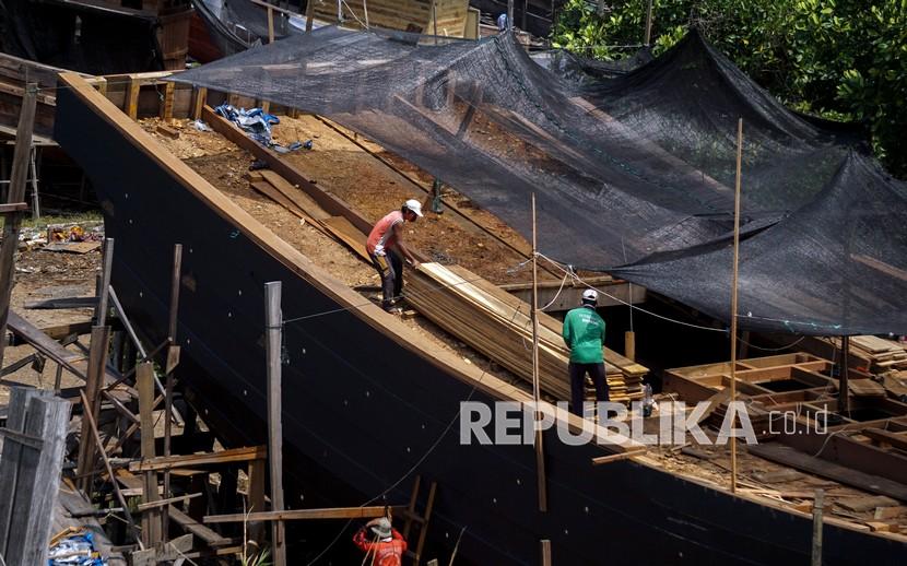 Sejumlah pekerja memproduksi kapal di sentra industri galangan kapal di Kabupaten Batang, Jawa Tengah, Selasa (6/10). Kementerian Perhubungan mencatat pada 2019 Indonesia memiliki sekitar 32.587 kapal yang terdaftar secara resmi tetapi sebagian besar kapal tersebut sudah berusia tua.