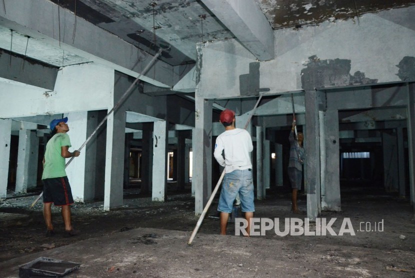 Sejumlah pekerja mengecat basement Pasar Kosambi, Kota Bandung, yang beberapa bulan lalu hangus terbakar, Rabu (17/9).