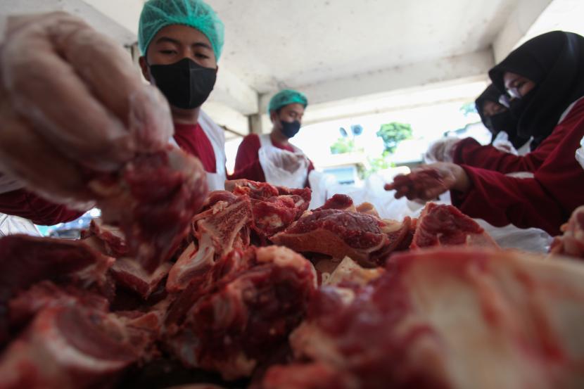 Sejumlah pekerja di rumah pemotongan hewan (RPH). Pemprov Jateng mengakselerasi serifikasi rumah prmotongan hewan (RPH) halal di wilayahnya.