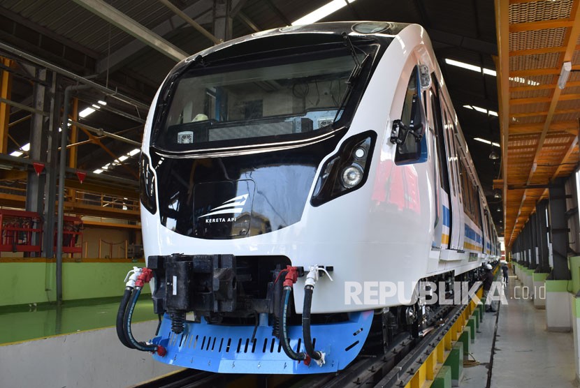 Sejumlah pekerja mengerjakan kereta Light Rail Transit (LRT) di pabrik kereta PT Inka Madiun, Jawa Timur, Senin (7/5).