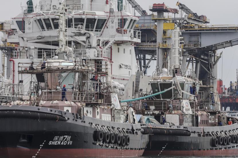 Sejumlah pekerja mengerjakan konstruksi kapal di kawasan industri galangan kapal Tanjung Uncang, Batam, Kepulauan Riau, Sabtu (29/5/2021). Selain sebagai salah satu daerah Kawasan Ekonomi Khusus (KEK), Batam juga menjadi kawasan industri galangan kapal terbesar di Indonesia.