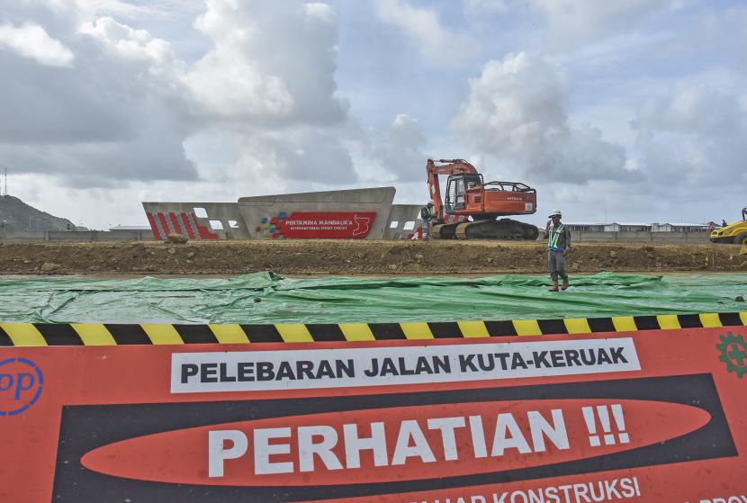 Sejumlah pekerja mengerjakan pelebaran ruas jalan Kuta-Keruak di depan Sirkuit Mandalika, KEK Mandalika, Kecamatan Pujut, Praya, Lombok Tengah, NTB, Jumat (28/1/2022). Pemerintah pusat melalui Kementerian PUPR mengucurkan anggaran sebesar Rp576 miliar lebih untuk penataan taman jalan bypass Mandalika, jalan-Kuta Keruak, pembangunan pengendali banjir Kawasan Ekonomi Khusus (KEK) Mandalika dalam rangka persiapan MotoGP di Sirkuit Mandalika
