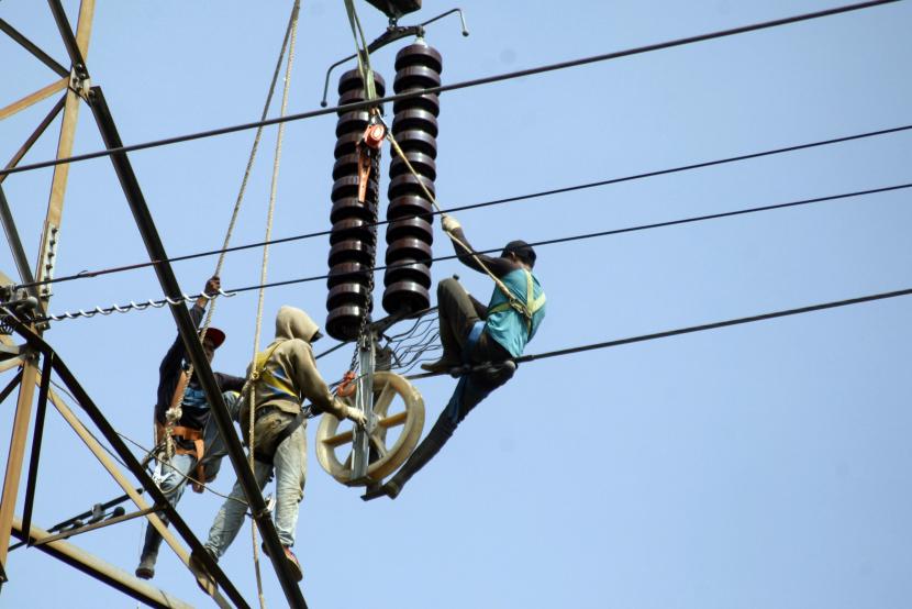 Pekerja sedang memperbaiki jaringan listrik Sutet tanpa mengenakan alat perlindungan diri (APD) yang lengkap (ilustrasi).