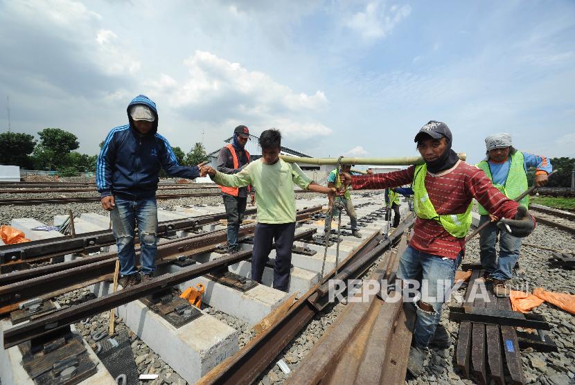  Sejumlah Pekerja mengerjakan proyek double-double track (DDT) / Ilustrasi 