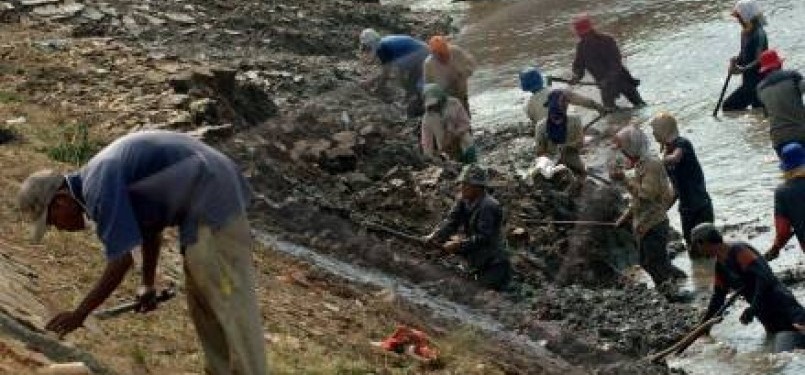 Sejumlah pekerja menggali endapan lumpur di salah satu saluran kantung lumpur Sungai Cisadane, Tangerang, Banten.