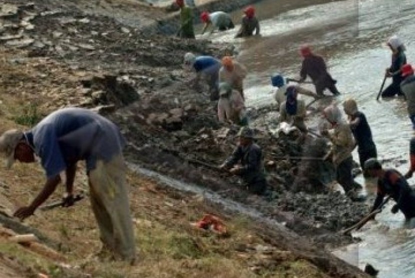 Sejumlah pekerja menggali endapan lumpur di salah satu saluran kantung lumpur Sungai Cisadane, Tangerang, Banten.