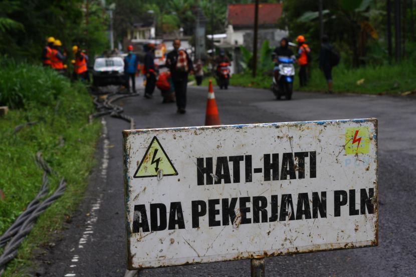 Sejumlah pekerja menggali lubang untuk pemasangan tiang listrik baru sebagai upaya pemulihan jaringan listrik yang padam di Pronojiwo, Jawa Timur, Senin (6/12/2021). PT PLN (Persero) berupaya memulihkan 79 gardu listrik yang padam akibat terdampak erupsi Gunung Semeru.