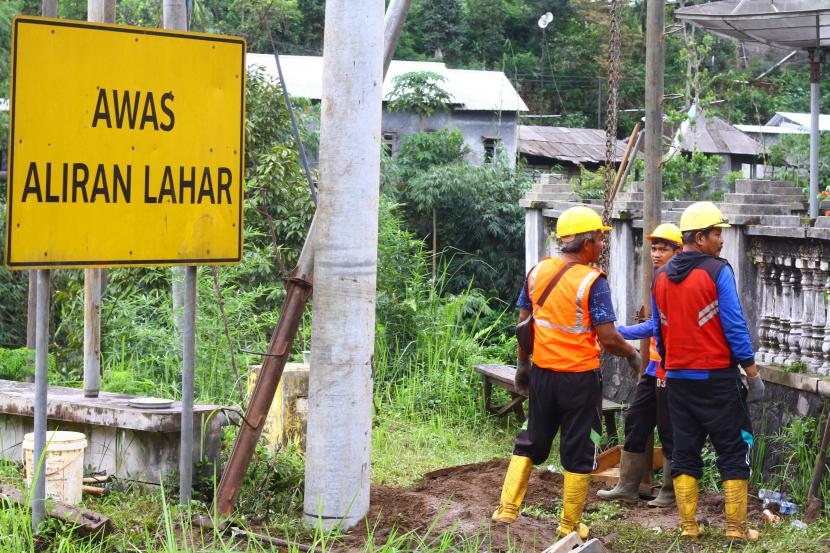 Sejumlah pekerja menggali lubang untuk pemasangan tiang listrik baru sebagai upaya pemulihan jaringan listrik yang padam di Pronojiwo, Jawa Timur, Senin (6/12/2021). PT PLN (Persero) berupaya memulihkan 79 gardu listrik yang padam akibat terdampak erupsi Gunung Semeru.