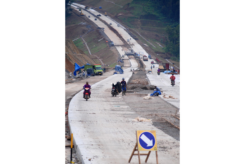 Sejumlah pekerja menggarap pembangunan Jembatan Tuntang di ruas Tol Bawen-Salatiga di Bawen, Kabupaten Semarang, Jawa Tengah, Kamis (26/1). 