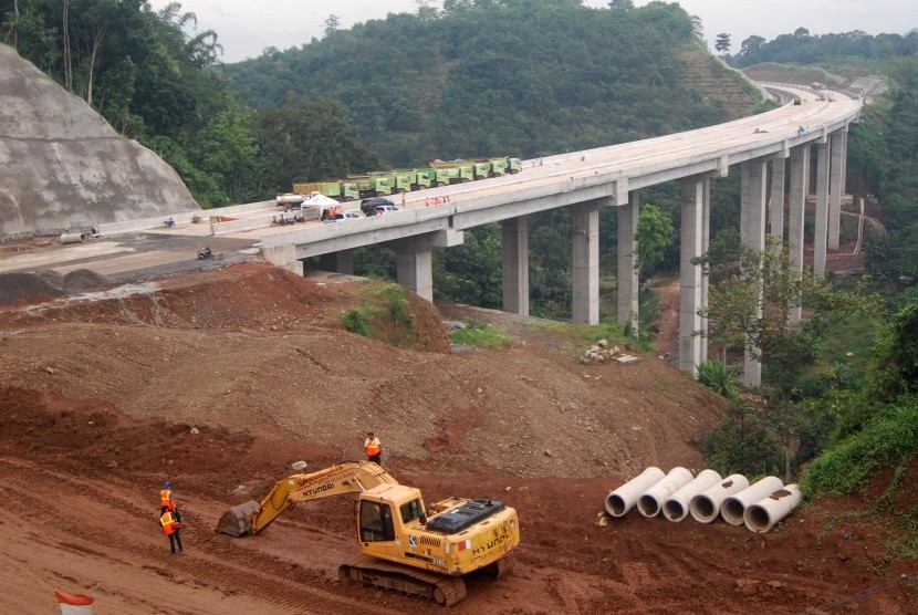Sejumlah pekerja menggarap pembangunan Jembatan Tuntang di ruas Tol Bawen-Salatiga di Bawen, Kabupaten Semarang, Jawa Tengah, Kamis (26/1). 