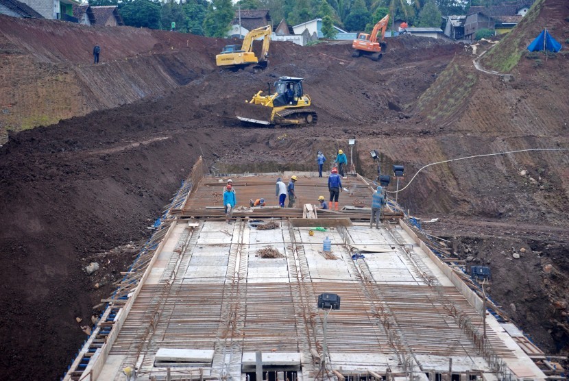 Sejumlah pekerja menggarap pembangunan Tol Bawen-Salatiga di Bawen, Kabupaten Semarang, Jawa Tengah. ilustrasi