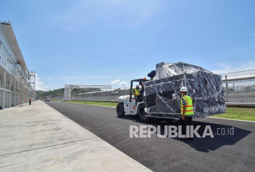 Sejumlah pekerja menggunakan alat berat mengangkut logistik untuk WSBK di Pertamina Mandalika International Street Circuit, KEK Mandalika, Kecamatan Pujut, Praya, Lombok Tengah, NTB, Selasa (9/11). 