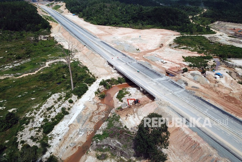 Sejumlah pekerja menggunakan alat berat untuk menyelesaikan pembangunan terowongan gajah di proyek Jalan Tol Pekanbaru-Dumai di daerah Minas, Riau, Selasa (17/12/2019).