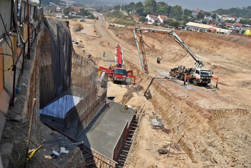 Sejumlah pekerja mengoperasikan alat berat saat pembangunan Tol Semarang-Batang di Ngaliyan, Semarang, Jawa Tengah, Rabu (25/7).
