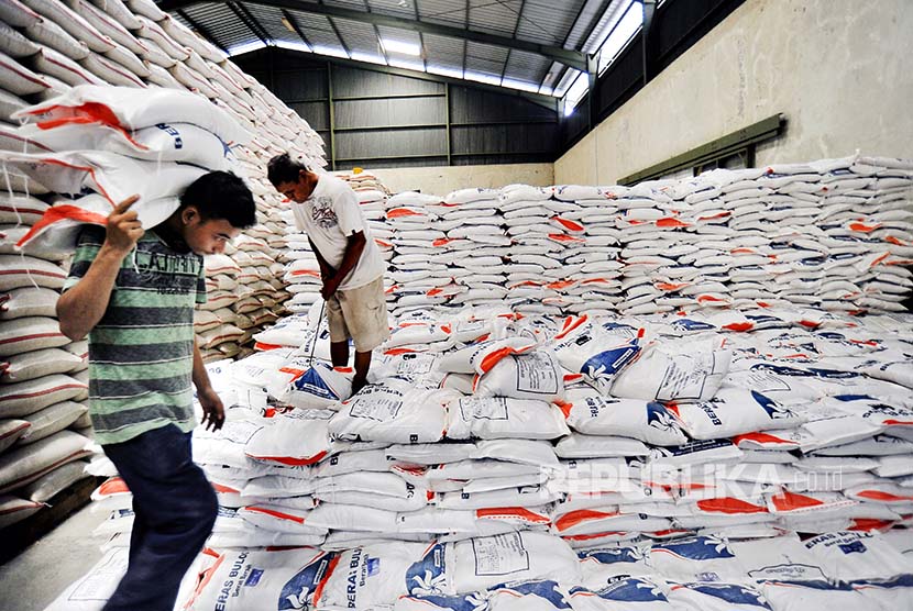 Sejumlah pekerja menumpuk karung berisi beras di Gudang Bulog (ilustrasi) 