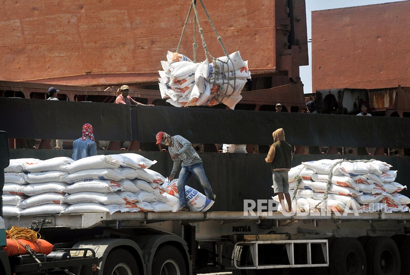 Sejumlah pekerja menurunkan beras impor asal Vietnam milik Perum Bulog di Pelabuhan Indah Kiat Merak, Cilegon, Banten.