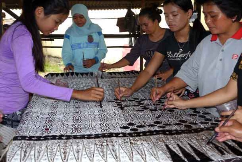   Sejumlah pekerja menyelesaikan motif batik Wamilahan, merupakan salah satu motif terbaik di Indonesia di sentra kerajinan Batik Banten, Kampung Kubil, Cipocok, Serang, Selasa (2/10). 