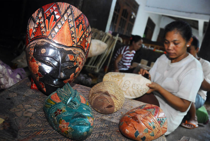 Sejumlah pekerja menyelesaikan pekerjaan membatik topeng di Jarum, Bayat, Klaten, Jawa Tengah, 