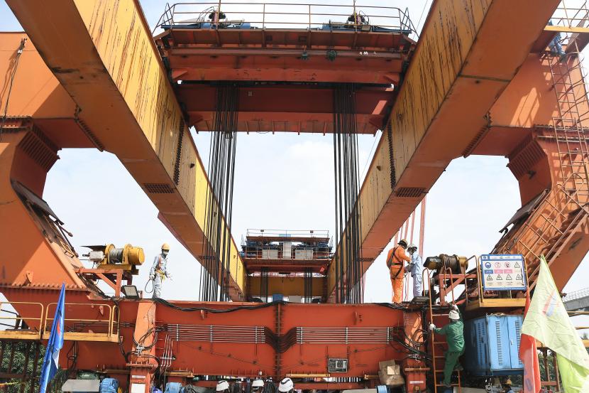 Sejumlah pekerja menyelesaikan pemasangan girder box di pembangunan Proyek Kereta Cepat Jakarta-Bandung (KCJB) di Jatibening, Bekasi, Jawa Barat, Senin (27/6/2022). Ilustrasi.