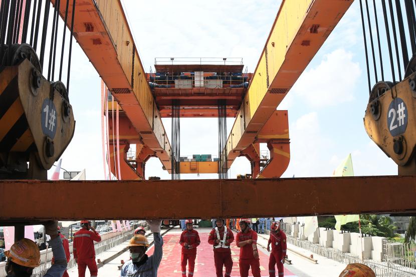 Sejumlah pekerja menyelesaikan pemasangan girder box di pembangunan Proyek Kereta Cepat Jakarta-Bandung (KCJB) di Jatibening, Bekasi, Jawa Barat, Senin (27/6/2022). Pengamat ekonomi Institute for Development of Economic and Finance (Indef) Rizal Taufikurahman menilai pembebasan lahan yang tidak sesuai perencanaan awal membuat pembengkakan biaya pada proyek pembangunan Kereta Cepat Jakarta-Bandung (KCJB).