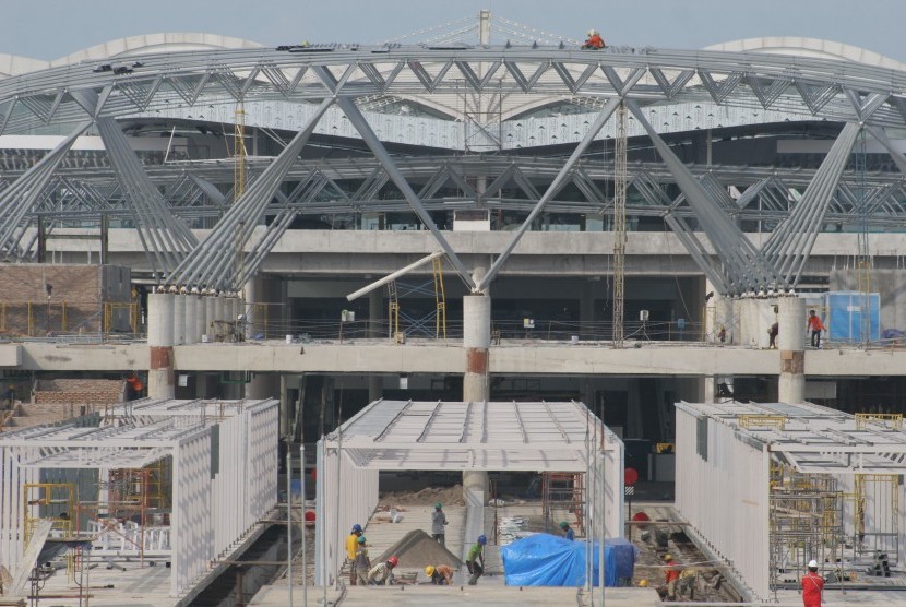 Sejumlah pekerja menyelesaikan pembangunan bandara Kualanamu di Kab Deli Serdang, Sumut, Senin (25/3).