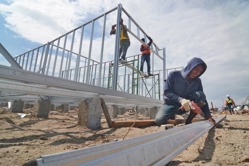 Sejumlah pekerja menyelesaikan pembangunan Hunian Sementara (Huntara) di Kelurahan Petobo, Palu, Sulawesi Tengah, Senin (12/11/2018).
